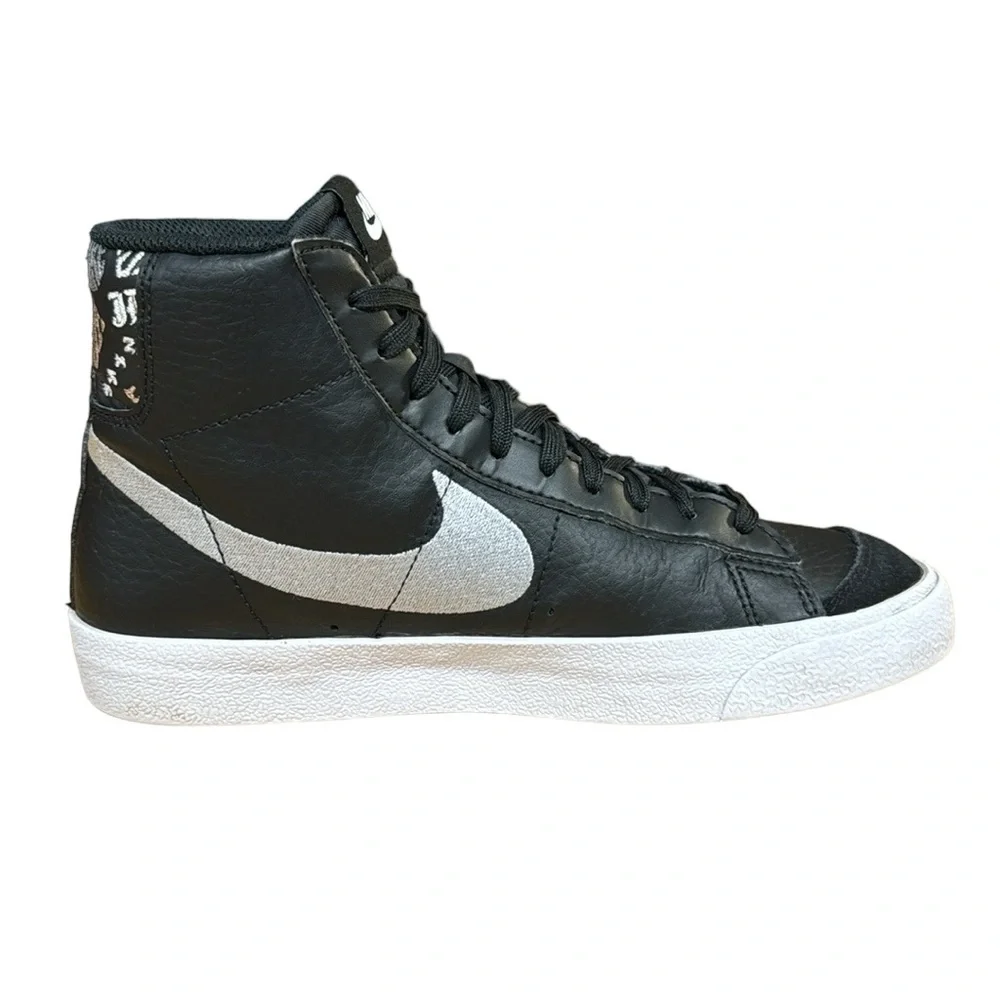 Nike Blazer Mid ‘77 SE (GS) Black Playful Fonts DJ0265-001 Shoes- SZ 5.5Y- 7.5 W